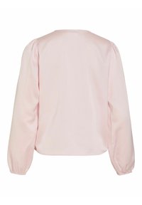 Blouse rose pâle à manches longues avec un col rond et des manches bouffantes. Tissu lisse avec des poignets froncés, offrant une coupe décontractée.