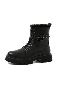Stivali alla caviglia in pelle sintetica nera con foderatura in pelliccia sintetica, design con lacci, dettaglio con cinturino a fibbia e suola in gomma spessa.
