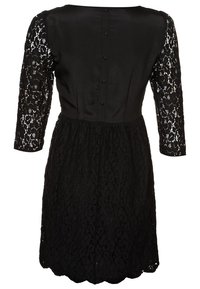 Svart klänning med en satinlivdel, spetsärmar i tre fjärdedelar och en spetskjol med vågig nederkant, fastsatt med en rad knappar bak.