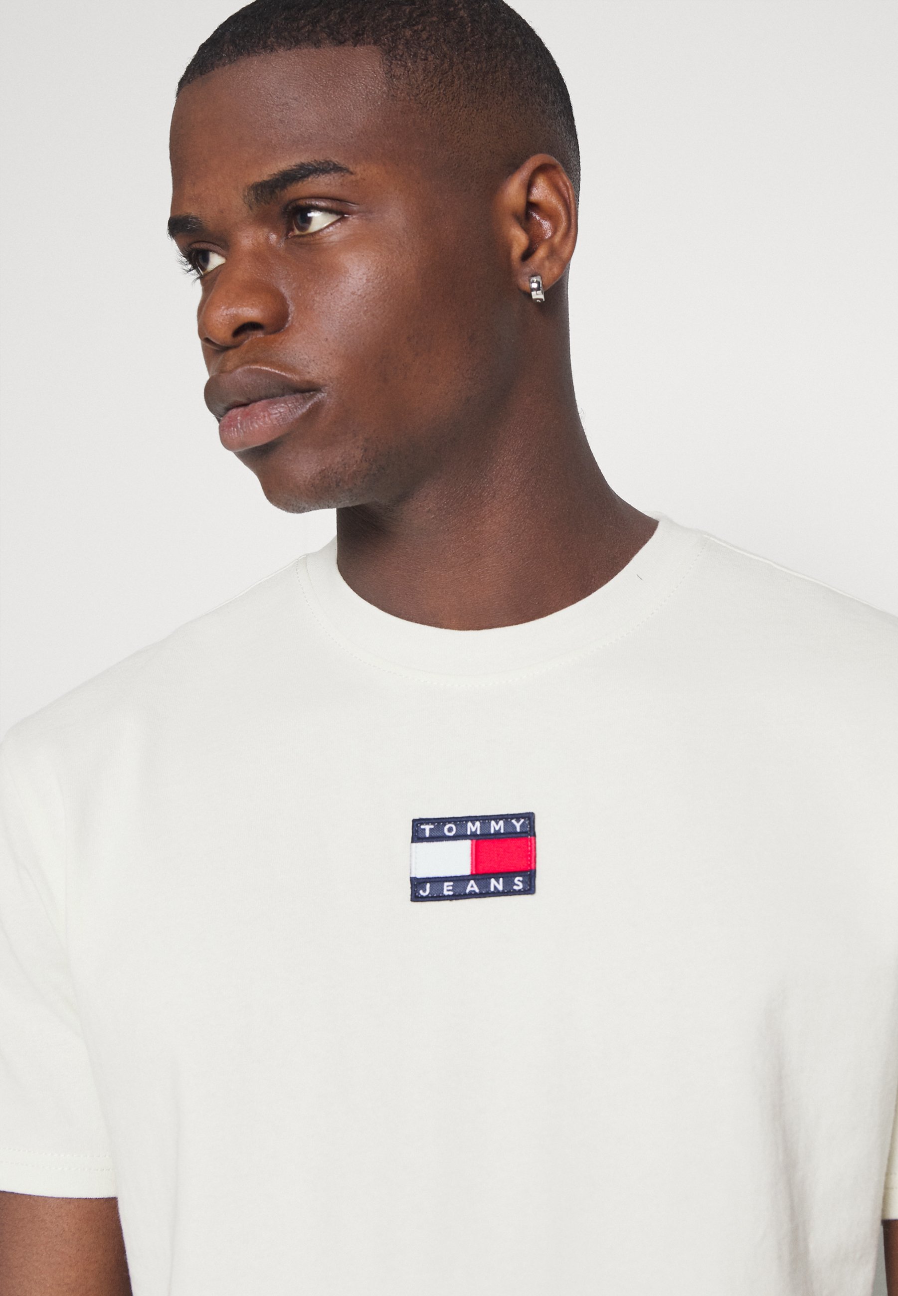 Tommy Jeans BADGE TEE - Basic T-shirt - ivory/off-white - Zalando.co.uk