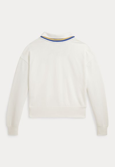 Άσπρο φούτερ με μακριά μανίκια και ριγέ λεπτομέρεια σε μπλε και κίτρινο στο εσωτερικό του γιακά, εμφανιζόμενο από πίσω.