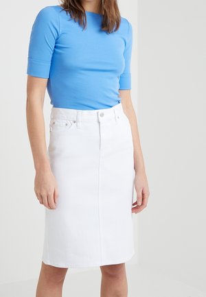 Blaues, kurzärmeliges, figurbetontes Oberteil und weißer Denim-Bleistiftrock. Der Rock verfügt über einen Frontschlitz und eine klassische Knopfverschluss. Glatte Textur.