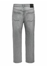 Vue arrière d'un jean en denim gris à jambes droites avec deux poches arrière et une étiquette de marque en cuir noir sur la ceinture.