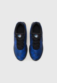 Blaue strukturierte Sportschuhe mit schwarzen Akzenten und Schnürsenkeln. Mit einer runden Zehenform und einem Markenlogo auf der Lasche. Flache Gummisohle.