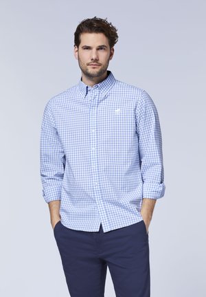 Hellblau-weiß kariertes Hemd mit Knopfverschluss und Kragen, verfügt über lange Ärmel, die bis zu den Ellbogen aufgerollt sind, sowie einem kleinen Logo auf der Brust.