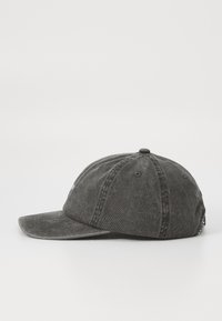 Căciulă de baseball din denim negru, cu brimul curbat, design cu șase panouri și curea ajustabilă la spate. Prezintă detalii discrete de cusătură.