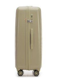 Valigia rigida di colore beige chiaro con superficie texturizzata, lucchetto a combinazione integrato, maniglia laterale e quattro ruote multidirezionali.