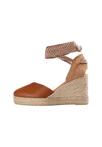 Brun læder hæl-espadrille sko med en flettet tekstilankelrem og jute-indpakket sål, der har en afrundet tå og strukturere hæl.