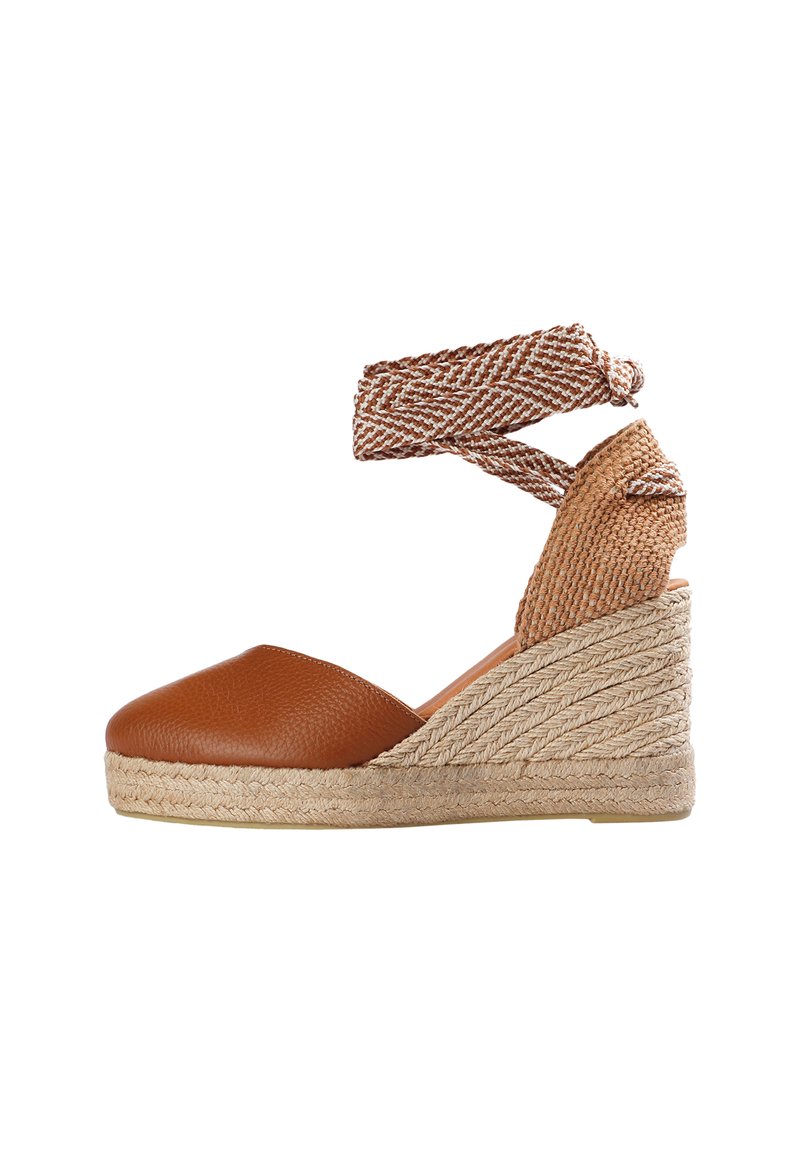 Brun læder hæl-espadrille sko med en flettet tekstilankelrem og jute-indpakket sål, der har en afrundet tå og strukturere hæl.