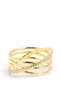 Anello a strati in tonalità oro con un delicato design a incrocio e una fascia decorata con piccole pietre trasparenti. Finitura liscia e lucida.
