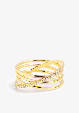 Gouden gelaagde ring met een delicaat kruisontwerp en een band versierd met kleine heldere rhinestones. Zachte, gepolijste afwerking.