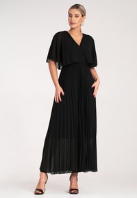 Czarna maxi sukienka plisowana z dekoltem w kształcie V i krótkimi rękawami-kapeluszami, wykonana z lekkiego szyfonu, z dopasowaną talią i zwiewną sylwetką.