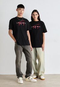 Tommy Jeans SIGNATURE TWIST TEE UNISEX - Camiseta estampada - black