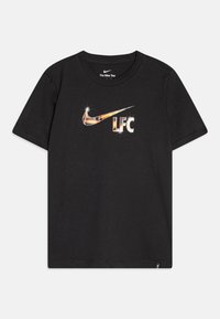 Must musta T-särk, millel on trükitud Nike logo läikiva, peegeldava disainiga ja allpool julge kirjatüübiga "LFC".