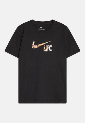 T-shirt en coton noir avec un logo Nike imprimé dans un design brillant et réfléchissant, avec "LFC" en lettres majuscules sous le logo.