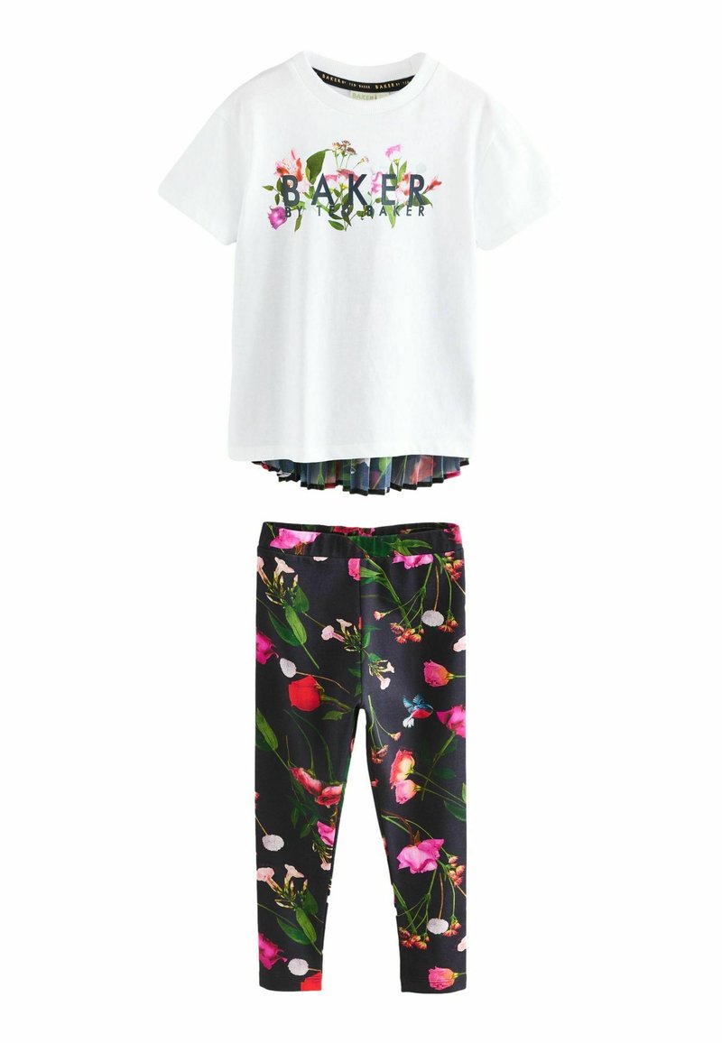 Valge lühikeste varrukatega T-särk lillemustriga ja tekstiga "BAKER", millele on sobitatud mustad legginsid, millel on värvikas lillemuster.
