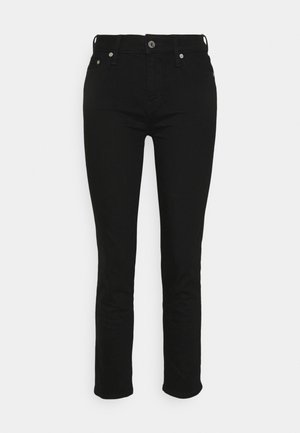 Μαύρα τζιν παντελόνια με στενή γραμμή, πέντε τσέπες, κουμπωτή ζώνη και ασημί μεταλλικές λεπτομέρειες. Απαλή υφή και ίσια γραμμή.