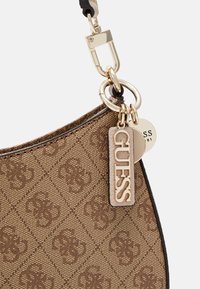 Guess NOELLE TOP ZIP SHOULDER BAG - Sac à main - latte