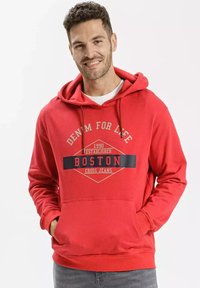 Czerwona bluza z kapturem wykonana z mieszanki bawełny, z przednią kieszenią. Posiada graficzny nadruk z napisem "DENIM FOR LIFE BOSTON" oraz elastyczne mankiety.