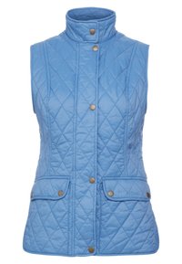 Helle blaue gesteppte Weste mit hohem Kragen, Druckknopfverschluss, zwei Fronttaschen und diagonaler Steppnaht. Markenetikett sichtbar.