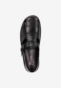 Chaussure noire en cuir avec un bout fermé, des côtés ouverts et une sangle à boucle. Présente un design tissé et une texture lisse.