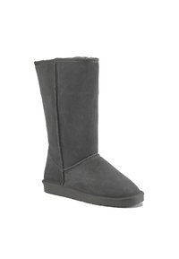 Bota alta de ante gris con suela plana, punta redondeada y detalles de costura visibles a lo largo de los lados y los bordes superiores. Forro interior suave.