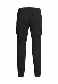 Pantalons cargo noirs en tissu durable, avec des poches latérales, des poches arrière à boutons et des manchettes élastiques aux chevilles.