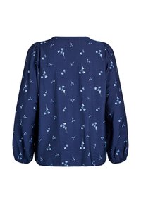 Mornarsko modra cvjetna bluzica z dolgimi napihnjenimi rokavi, ki prikazuje modre cvetlične vzorce in sproščen kroj. Narejena iz lahkotnega materiala z gladko teksturo.