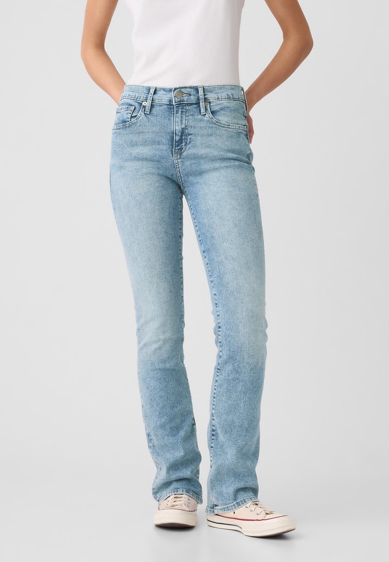 Lichtblauwe denim jeans met een rechte pijp, vijfzakkenontwerp en een klassieke knoopsluiting. Zachte textuur met een vervaagde afwerking.