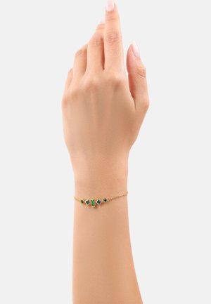 Bracciale dorato con gemme verdi alternate rettangolari e rotonde. Design a catena delicato, adatto per l'uso quotidiano o per occasioni formali.