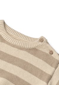 Beige randig tröja med ribbad halsringning, prydd med två träknappar på axeln. Mjuk stickad textur, enkelt design.
