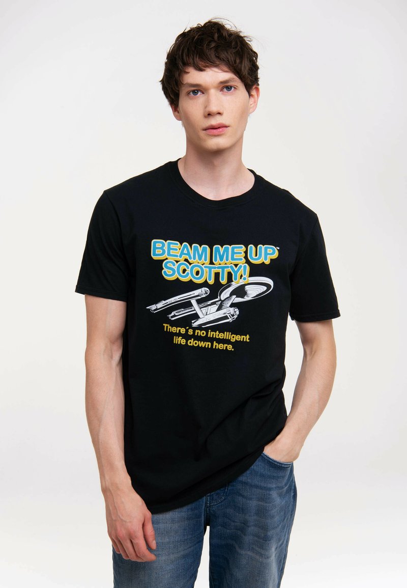 Schwarzes Baumwoll-T-Shirt mit buntem grafischen Text: "BEAM ME UP SCOTTY!" sowie einem Raumschiff-Design und zusätzlichem Text darunter.