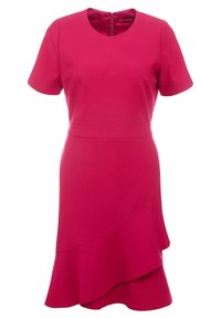 Robe rose vif longueur genou avec manches courtes, encolure ronde, taille cintrée et ourlet asymétrique à volants.