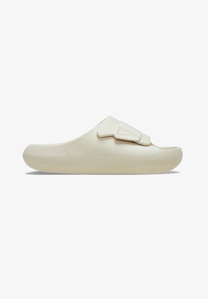 Sandale à enfiler de couleur crème avec une forme galbée, semelle extérieure texturée et sangle réglable pour un ajustement sécurisé. Fabriquée en matériau synthétique durable.