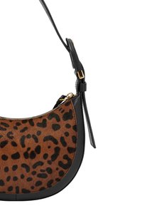 Sac à main en imprimé léopard avec des contrastes de couleurs marron et noir, fabriqué en tissu texturé, doté d'une finition en cuir noir et d'accents en métal doré.