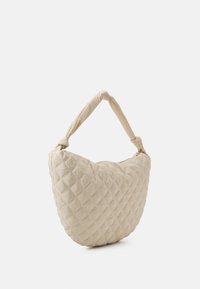 Borsa a tracolla beige trapuntata con forma curva e manico annodato. Realizzata in materiale morbido e imbottito, presenta cuciture a diamante per una texture interessante.
