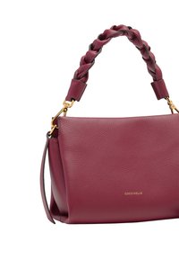 Bolso de mano de cuero burdeos con una superficie texturizada, que presenta una correa trenzada y detalles en metal dorado. Nombre de la marca "Coccinelle" grabado en dorado.