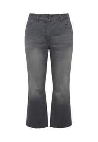 Jean en denim gris avec une coupe évasée, présentant une texture délavée, une fermeture à bouton et zip, et des détails d'ourlet effiloché.