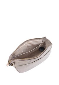 Gestructureerde grijze faux leren pouch met een ritssluiting, voorzien van een ruime binnenkant en subtiele logo-voering. Accenten met gouden hardware.