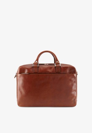 Serviette en cuir marron avec deux poignées, poche avant zippée et ferrures métalliques sur fond blanc.