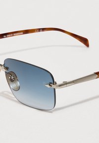 Sončna očala z modrimi gradientnimi pravokotnimi lečami, tankim srebrnim kovinskim okvirjem in školjčnimi vzorčenimi ročaji na belem ozadju.