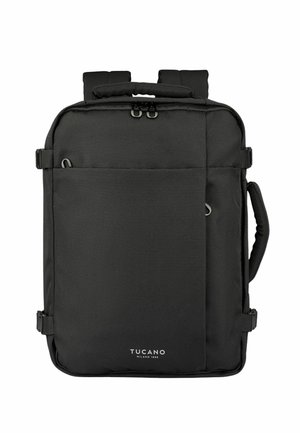 Zaino rettangolare nero con spallacci imbottiti, manico superiore, manico laterale, tasca frontale e logo "Tucano Milano 1985" in basso.