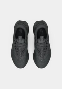 Crne atletske cipele s teksturiranom tkaninom, ravnim vezicama i Nike logotipom na sivoj kompozitnoj potplati. Uzorak na gornjem dijelu poboljšava prianjanje i stil.