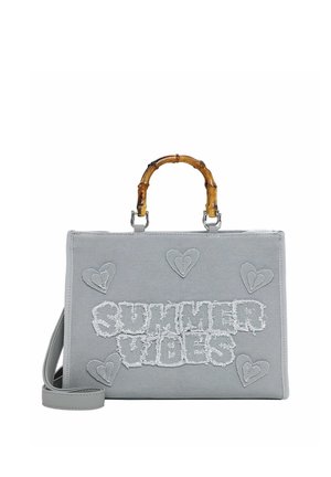 Grijze stoffen handtas met bamboe handvatten, geborduurde hartjes en versleten tekst "SUMMER VIBES" aan de voorkant, plus een afneembare schouderriem.