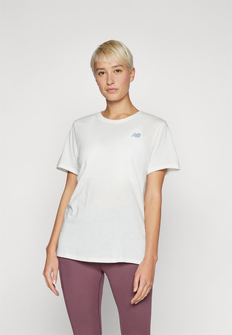Balta trumpa rankovė t-shirt marškiniai iš švelnaus, lengvo audinio, su mažu mėlynu logotipu kairėje krūtinės pusėje ir klasikiniu apvaliu kaklu.