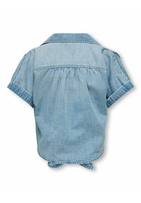 Ljusblå denimskjorta med kort ärm som har krage, rynkad rygg och uppkavlade ärmslut med en knuten nederkant vid midjan.