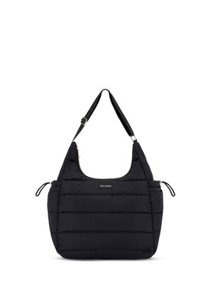 Sac fourre-tout noir matelassé avec une forme incurvée, des fermetures éclair dorées, une texture rembourrée et une bandoulière réglable. Dispose d'une plaque avec logo à l'avant.