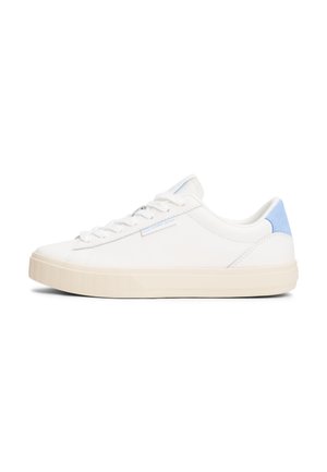 Witte lage sneaker met beige zool, veters aan de voorkant en lichtblauwe hielaccent op een witte achtergrond.