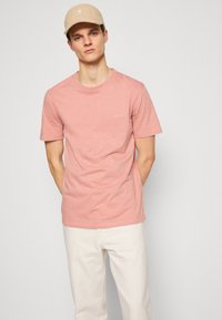 BOSS TEGOOD - Basic póló - open pink