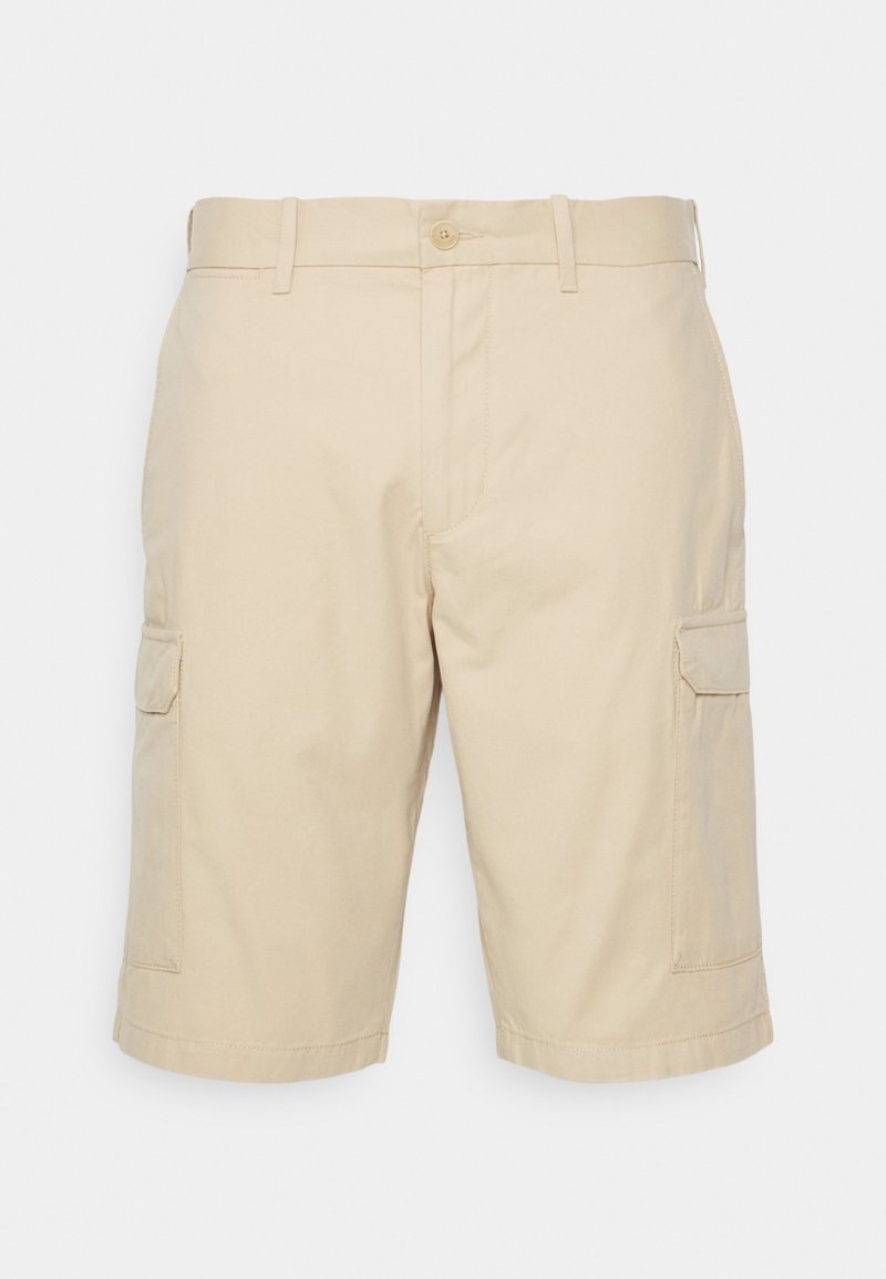 Short cargo beige longueur genou avec fermeture boutons, passants pour ceinture, poches latérales à rabat et ourlet droit.